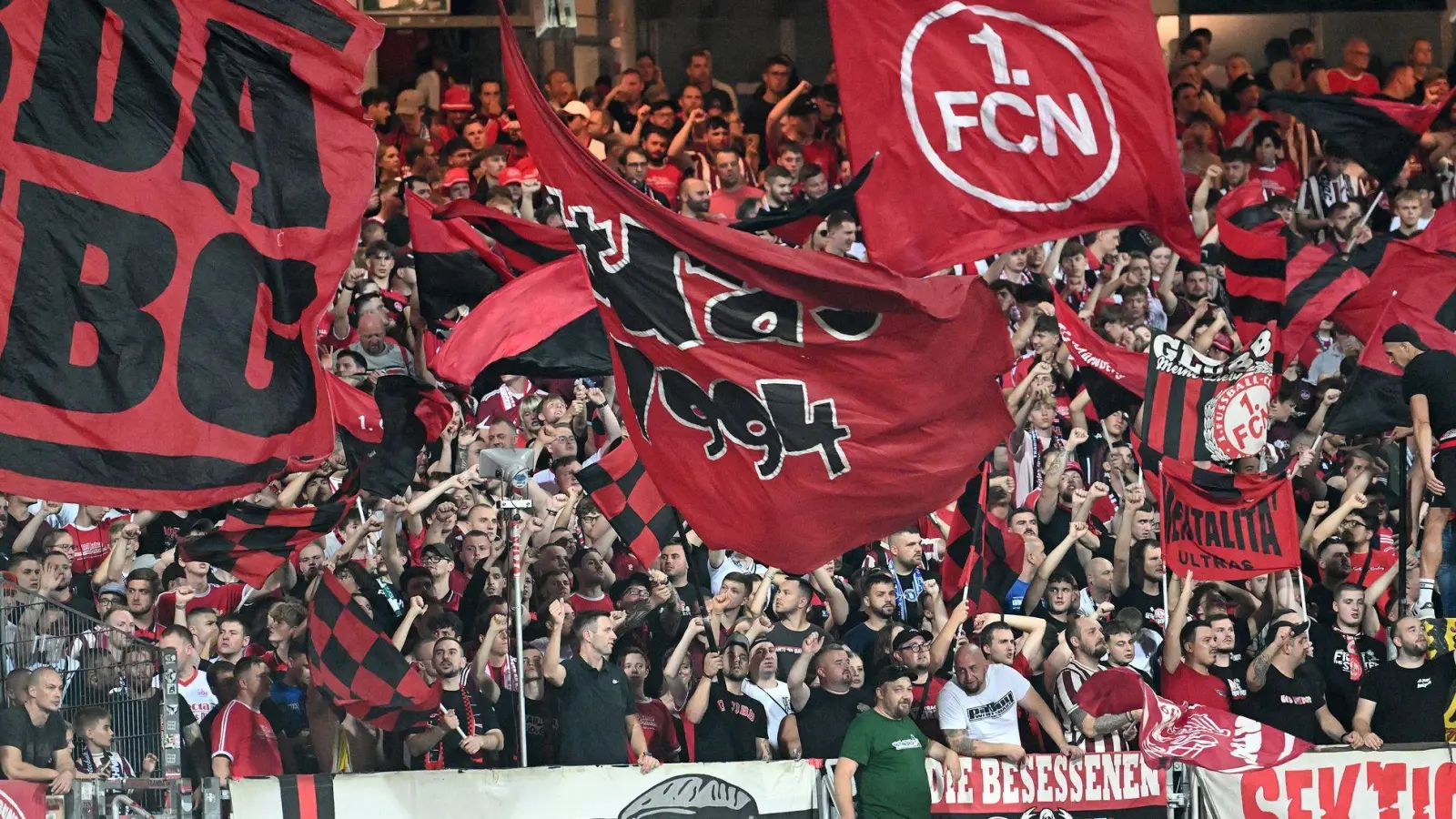 Fans des 1. FC Nürnberg feiern im Max-Morlock-Stadion. (Archivfoto) (Foto: Jens Niering/dpa)