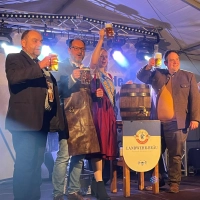 Posieren wenige Augenblicke nach dem erfolgreichen Bieranstich für die Kameras: Pfarrer Klaus Lindner, Bürgermeister Jürgen Geier, die amtierende Bierkönigin der Landwehr-Bräu Maria I. sowie Markus Schoch, Geschäftsleiter der Brauerei bei Landwehr-Bräu (v. l. n. r.).  (Foto: Gemeinde Dombühl)