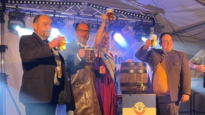 Posieren wenige Augenblicke nach dem erfolgreichen Bieranstich für die Kameras: Pfarrer Klaus Lindner, Bürgermeister Jürgen Geier, die amtierende Bierkönigin der Landwehr-Bräu Maria I. sowie Markus Schoch, Geschäftsleiter der Brauerei bei Landwehr-Bräu (v. l. n. r.).  (Foto: Gemeinde Dombühl)