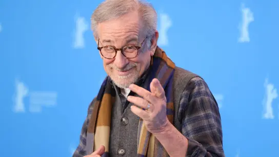 Steven Spielberg, Regisseur aus den USA, kommt zum Photo Call des Films „The Fabelmans“ und der Hommage, bei der er mit dem Goldenen Ehrenbär der Berlinale ausgezeichnet wird. (Foto: Gerald Matzka/dpa)