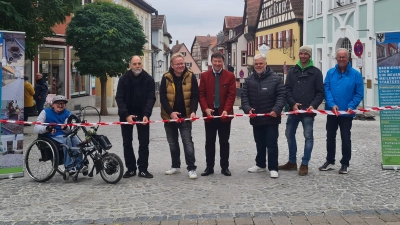 Eröffneten die barrierefreie Spur, die in der Kegetstraße und der Krämergasse verläuft, offiziell (von links): Hans Wattenbach, der neue Stadtbaumeister Michael Bender, Stefan Engelhardt, Jürgen Heckel, Georg Gerhäuser, Christian Hahn (Vorsitzender UVBW) und Ludger Brake (Vorsitzender Freundeskreis Landesgartenschau). (Foto: Anna Franck)