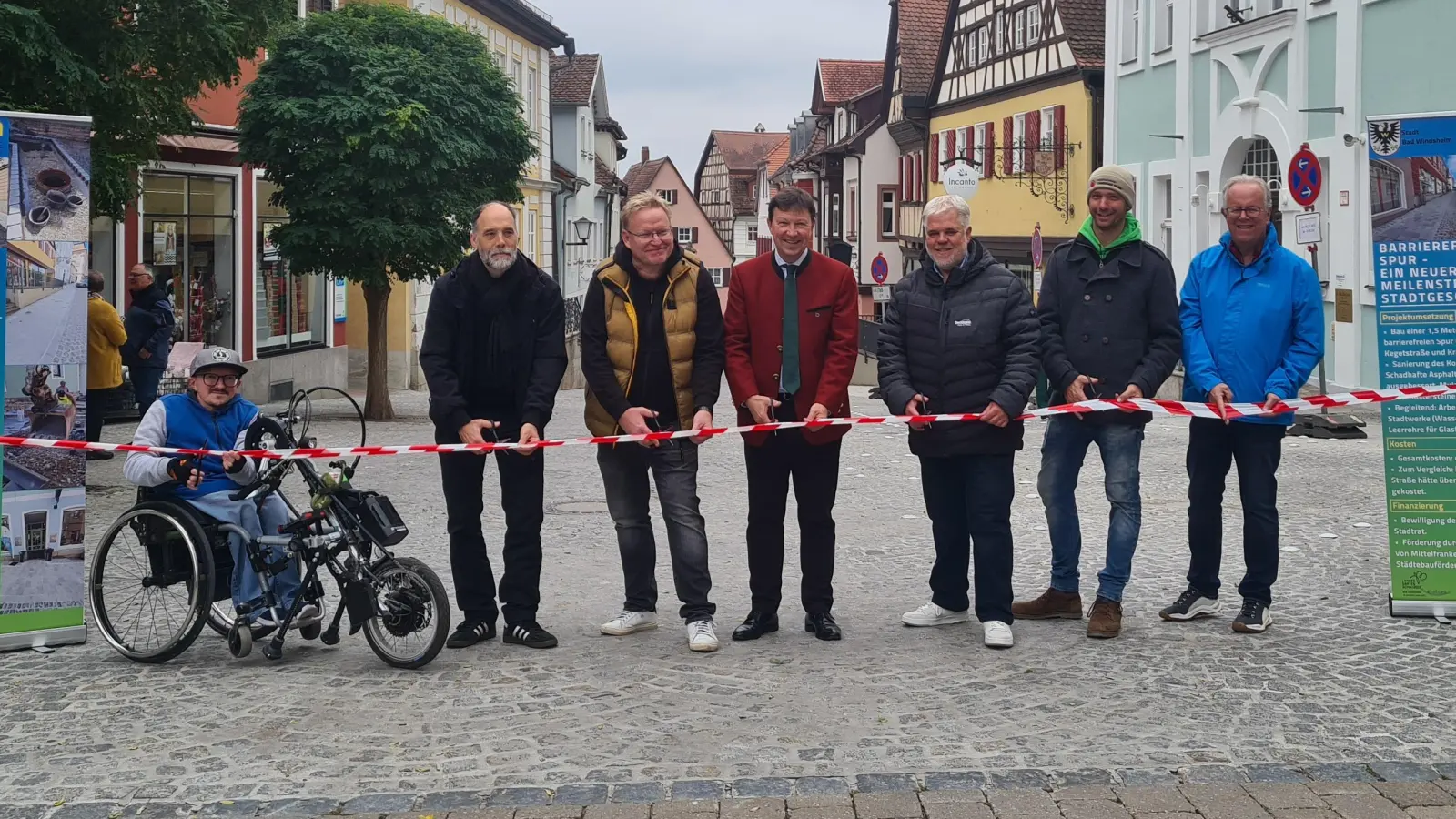 Eröffneten die barrierefreie Spur, die in der Kegetstraße und der Krämergasse verläuft, offiziell (von links): Hans Wattenbach, der neue Stadtbaumeister Michael Bender, Stefan Engelhardt, Jürgen Heckel, Georg Gerhäuser, Christian Hahn (Vorsitzender UVBW) und Ludger Brake (Vorsitzender Freundeskreis Landesgartenschau). (Foto: Anna Franck)