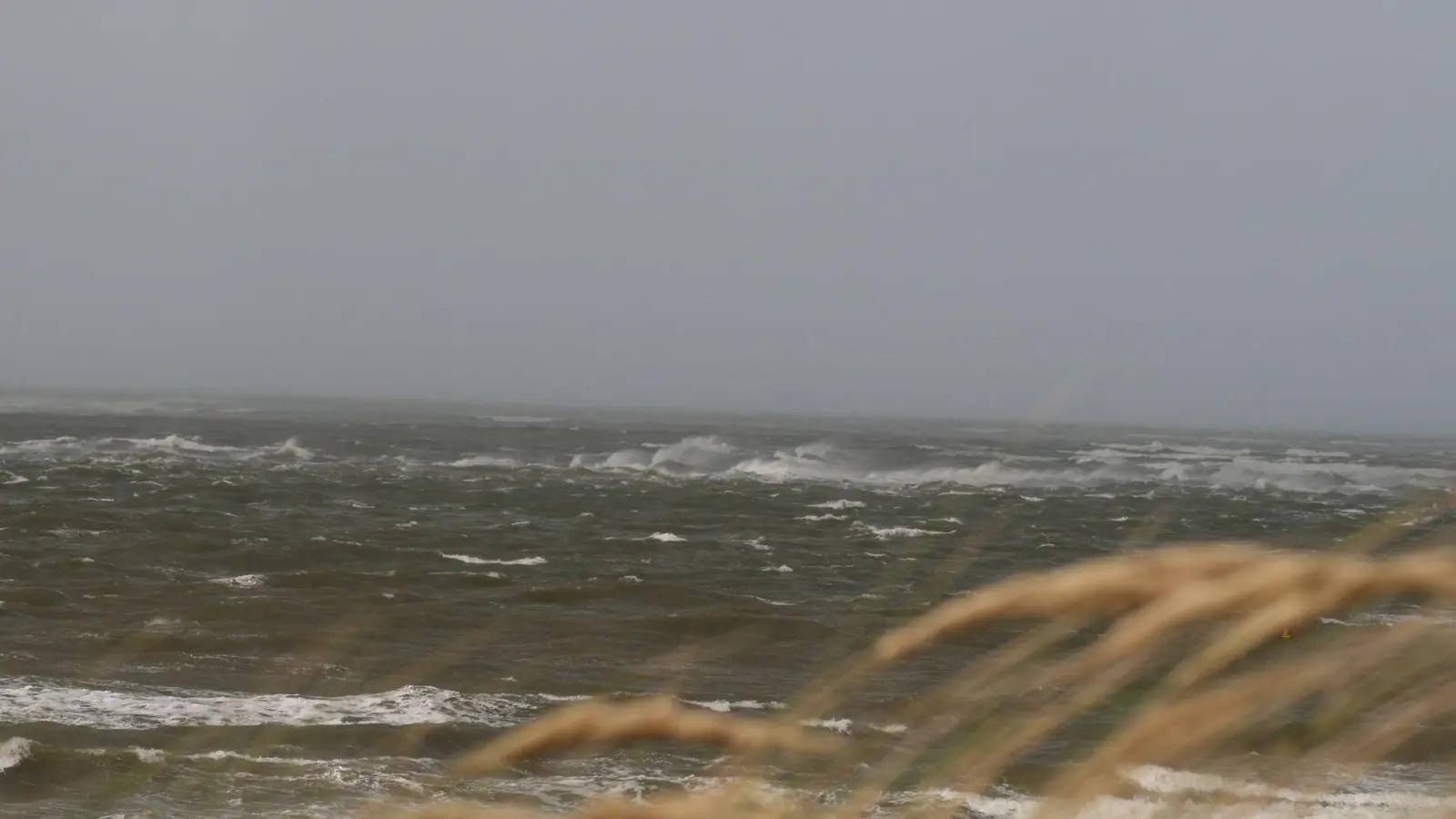 Der erste Herbststurm erreicht Norderney. (Foto: Kai Moorschlatt/dpa)