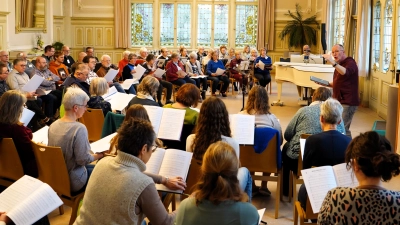 Los geht es mit der Gounod-Messe. Chorleiter Martin Sellke studiert eine Stimme nach der anderen ein, bis sich am Ende alles zu einem harmonischen Klang zusammenfügt. (Foto: Simone Hedler)
