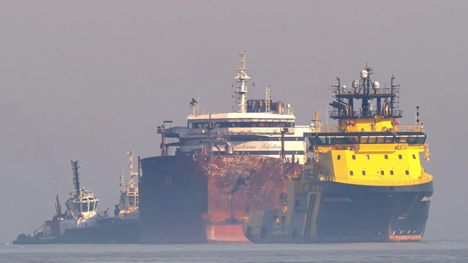 Die Kollision des Containerschiffs Solong mit dem Tanker Stena Immaculate vor der englischen Küste im März verursachte einen großen Brand. Die Britischen Inseln sind laut Allianz wegen des regen Schiffsverkehrs ein sehr unfallträchtiges Gewässer. (Foto: Yui Mok/PA Wire/dpa)