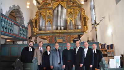 Vor der historischen Orgel Aufkirchens freuten sich (von links) Pfarrer Christian Dellert, Paul Ahrend, Pfarrerin Katharina Kemnitzer, Rainer Schülein, Orgelbeauftragter der Kirchengemeinde, Orgelsachverständiger Christoph Reinhold Morath, Orgelbaumeister Hendrik Ahrend, Landesbischof Christian Kopp und Pfarrer Dieter Gerhäuser über den Abschluss der Sanierung des barocken Instruments. (Foto: Peter Tippl)