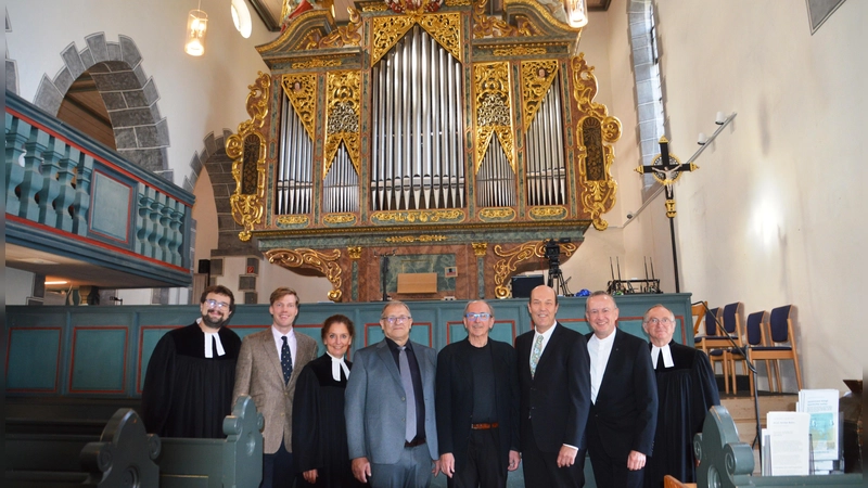 Vor der historischen Orgel Aufkirchens freuten sich (von links) Pfarrer Christian Dellert, Paul Ahrend, Pfarrerin Katharina Kemnitzer, Rainer Schülein, Orgelbeauftragter der Kirchengemeinde, Orgelsachverständiger Christoph Reinhold Morath, Orgelbaumeister Hendrik Ahrend, Landesbischof Christian Kopp und Pfarrer Dieter Gerhäuser über den Abschluss der Sanierung des barocken Instruments. (Foto: Peter Tippl)
