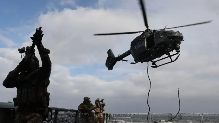 Soldaten des KSM (Kommando Spezialkräfte Marine) seilen sich bei einer Demonstration an Bord der Fregatte Hessen aus einem Hubschrauber ab. (Foto: Christian Charisius/dpa)