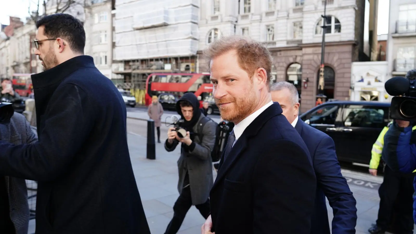 Prinz Harry vor der Anhörung vor dem Royal Courts Of Justice in London. (Foto: Jordan Pettitt/PA Wire/dpa)