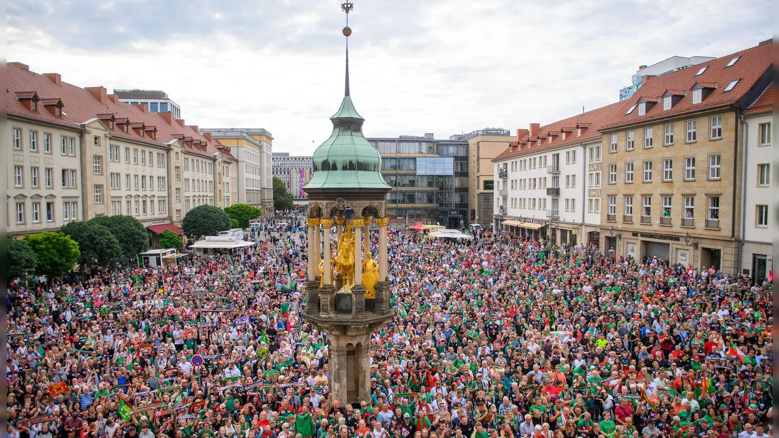 Auf dem Balkon des Rathauses feiert die Mannschaft des SC Magdeburg den&nbsp;Sieg im Finale der Handball-Champions-League. (Foto: Klaus-Dietmar Gabbert/dpa)