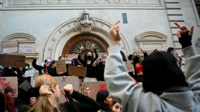 Die Proteste an Frankreichs Schulen dauern an. (Foto: Lou Benoist/AFP/dpa)