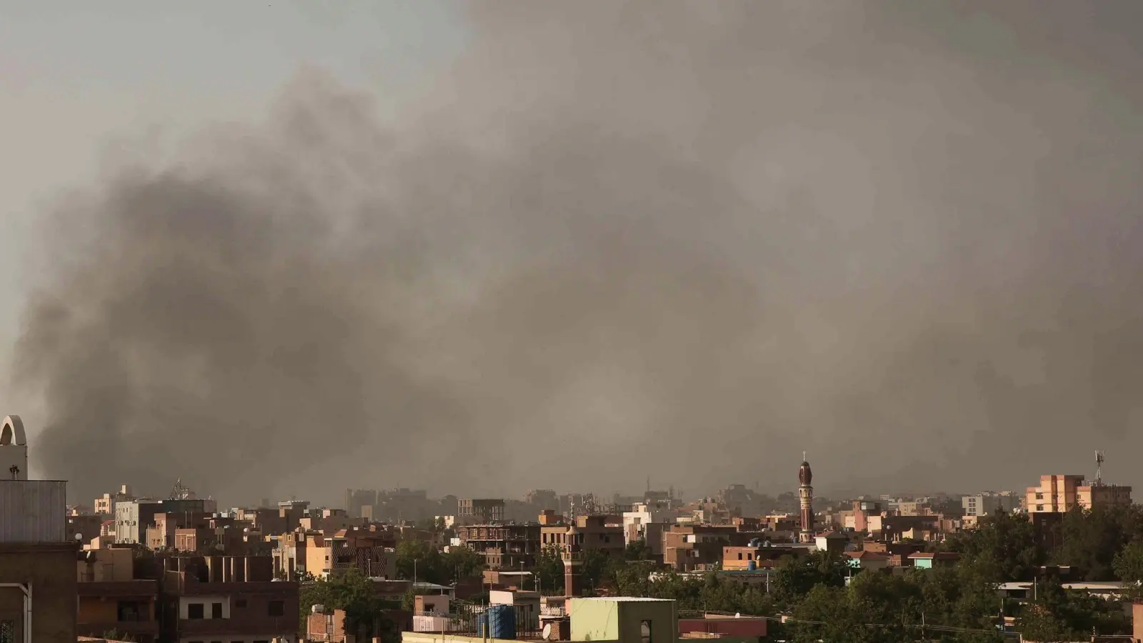 Aufstgeigender Rauch nach schwerem Artilleriefeuer in Sudans Hauptstadt Khartum (Archivbild). (Foto: Marwan Ali/AP/dpa)