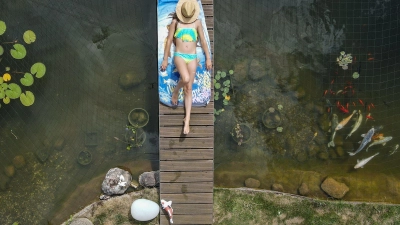 Endlich Sommer! Mit der richtigen Pflege bleibt der Gartenteich auch bei Hitze im Gleichgewicht. (Foto: Patrick Pleul/dpa/dpa-tmn)