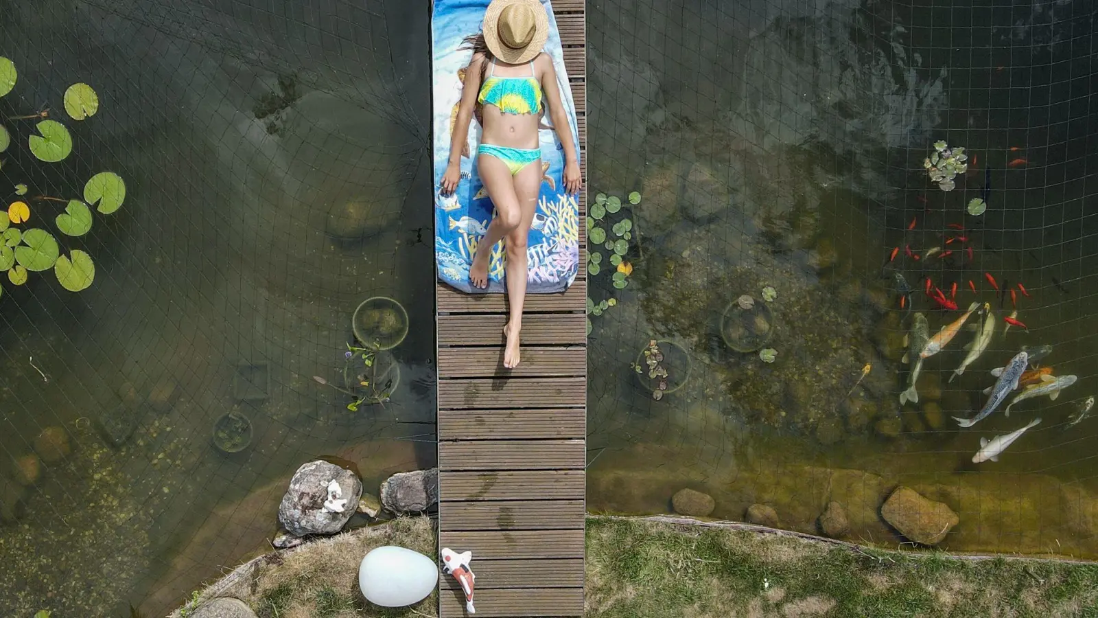 Endlich Sommer! Mit der richtigen Pflege bleibt der Gartenteich auch bei Hitze im Gleichgewicht. (Foto: Patrick Pleul/dpa/dpa-tmn)