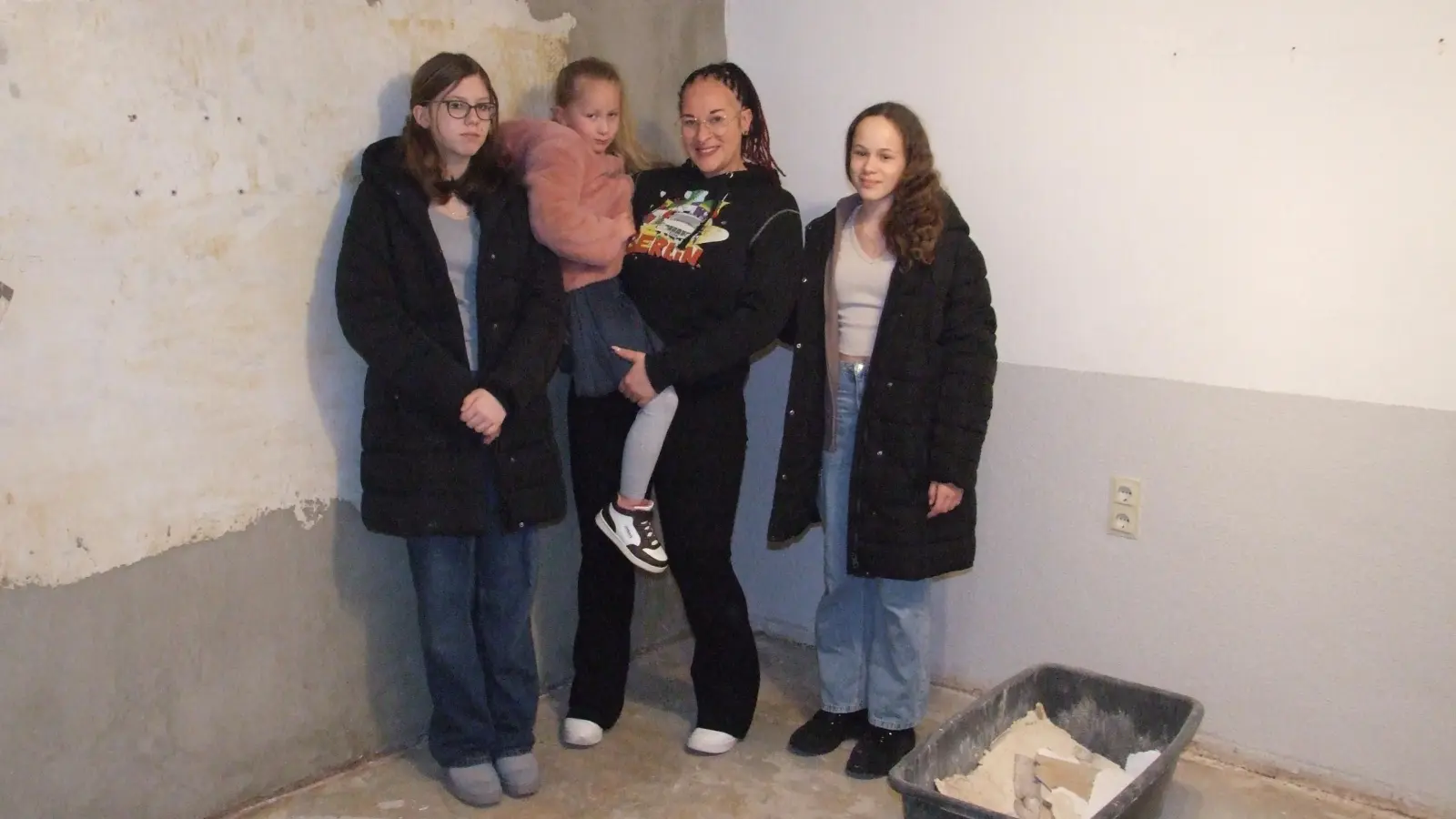 Viola Kühlwein mit ihren Töchtern Ashley, Alessia und Lena (von links) in ihrer zerstörten Wohnung. (Foto: Jasmin Kiendl)