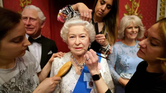 Die Wachsfigur von Königin Elizabeth II. bei Madame Tussauds in London bekommt den letzten Schliff. (Foto: Victoria Jones/PA Wire/dpa)