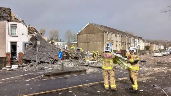 Zwei zerstörte Häuser nach der schweren Detonation in der walisischen Stadt Swansea. (Foto: Pam Evans/PA Media/dpa)