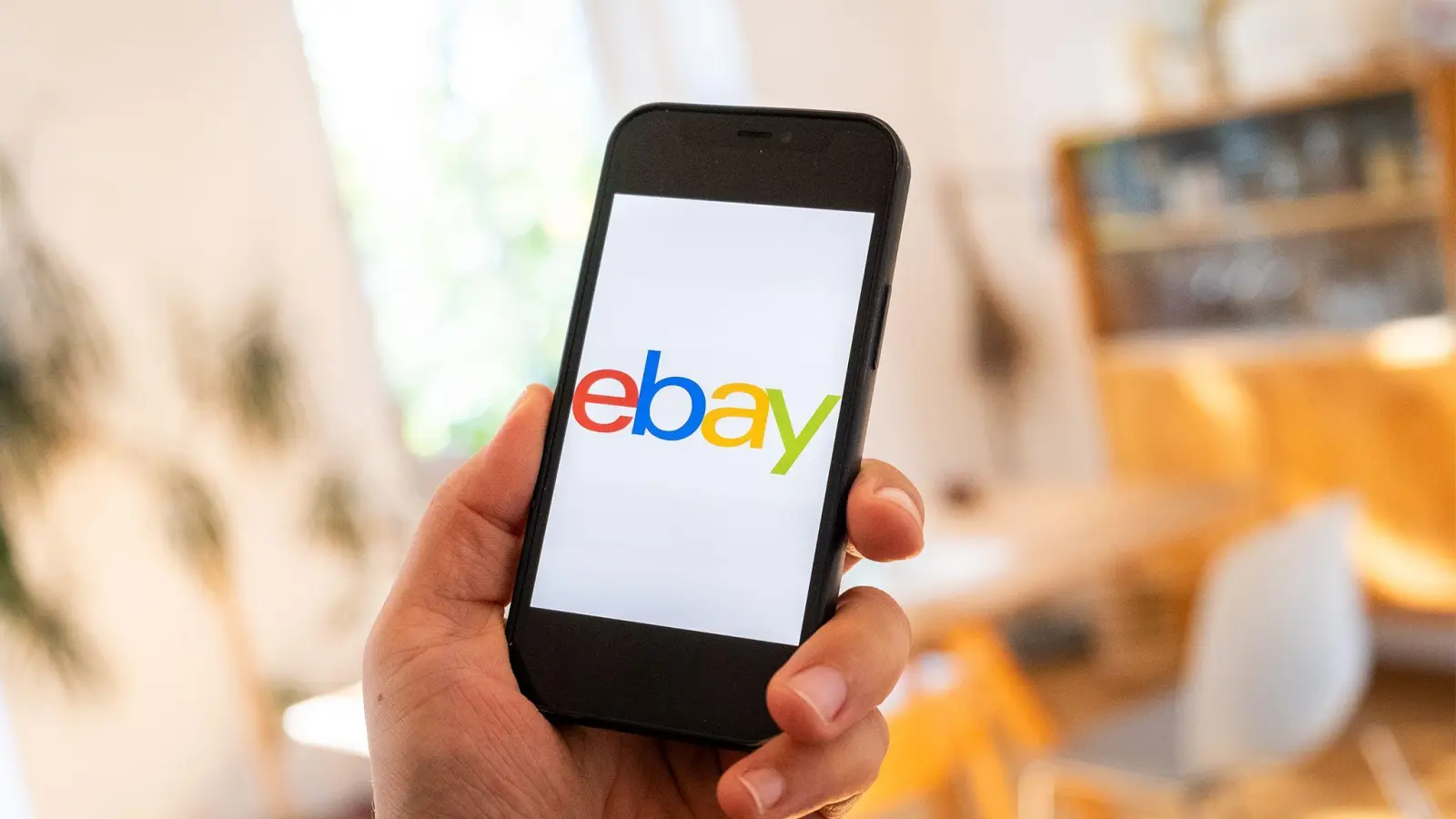 In Zukunft kürzere Transportwege: Ebay möchte den Kauf und Verkauf in der Nachbarschaft fördern und die Sichtbarkeit von Artikeln in der Nähe auf dem Online-Marktplatz verbessern. (Foto: Zacharie Scheurer/dpa-tmn)