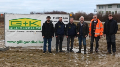 Das Bauunternehmen „Gillig+Keller” erweitert seinen Standort in Uffenheim, darüber freuen sich (von links): Johannes Keller, Geschäftsführer Andreas Keller, Christopher Endress, Erwin Keller, Jan Neeser und Raimund Smietana. (Foto: Tim Autenrieth)