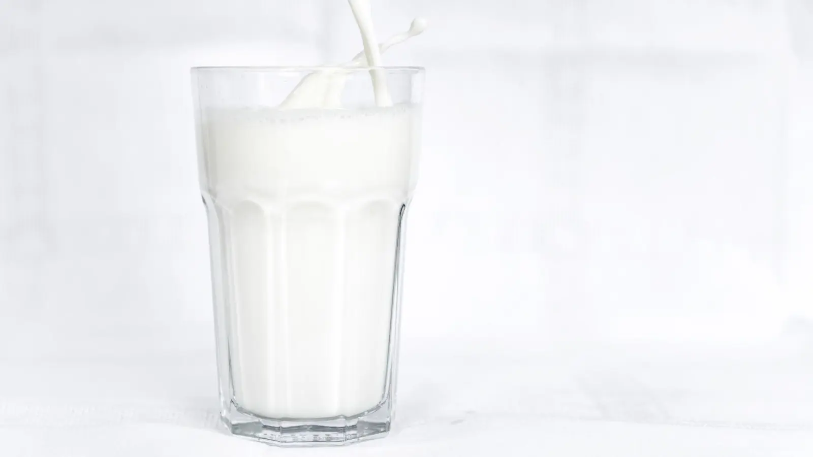 Molkereiprodukte werden wieder günstiger. Aldi etwa will den Preis für einen Liter H-Milch oder frische Vollmilch der Eigenmarke Milsani von 1,15 Euro auf 99 Cent senken. (Foto: Sina Schuldt/dpa)
