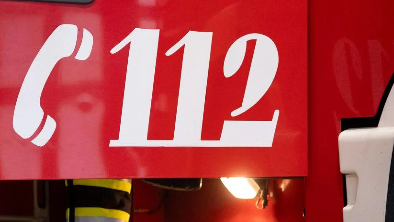 Nach einer mutmaßlichen Brandstiftung im Landkreis Eichstätt, bei der zudem die Löscharbeiten sabotiert wurden, sucht die Polizei nach Zeugen. (Symbolbild) (Foto: Niklas Treppner/dpa)