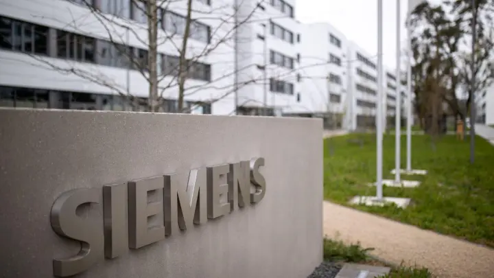 Das Logo des deutschen Industriekonzerns Siemens steht auf einer Stele. (Foto: Daniel Karmann/dpa/Archivbild)