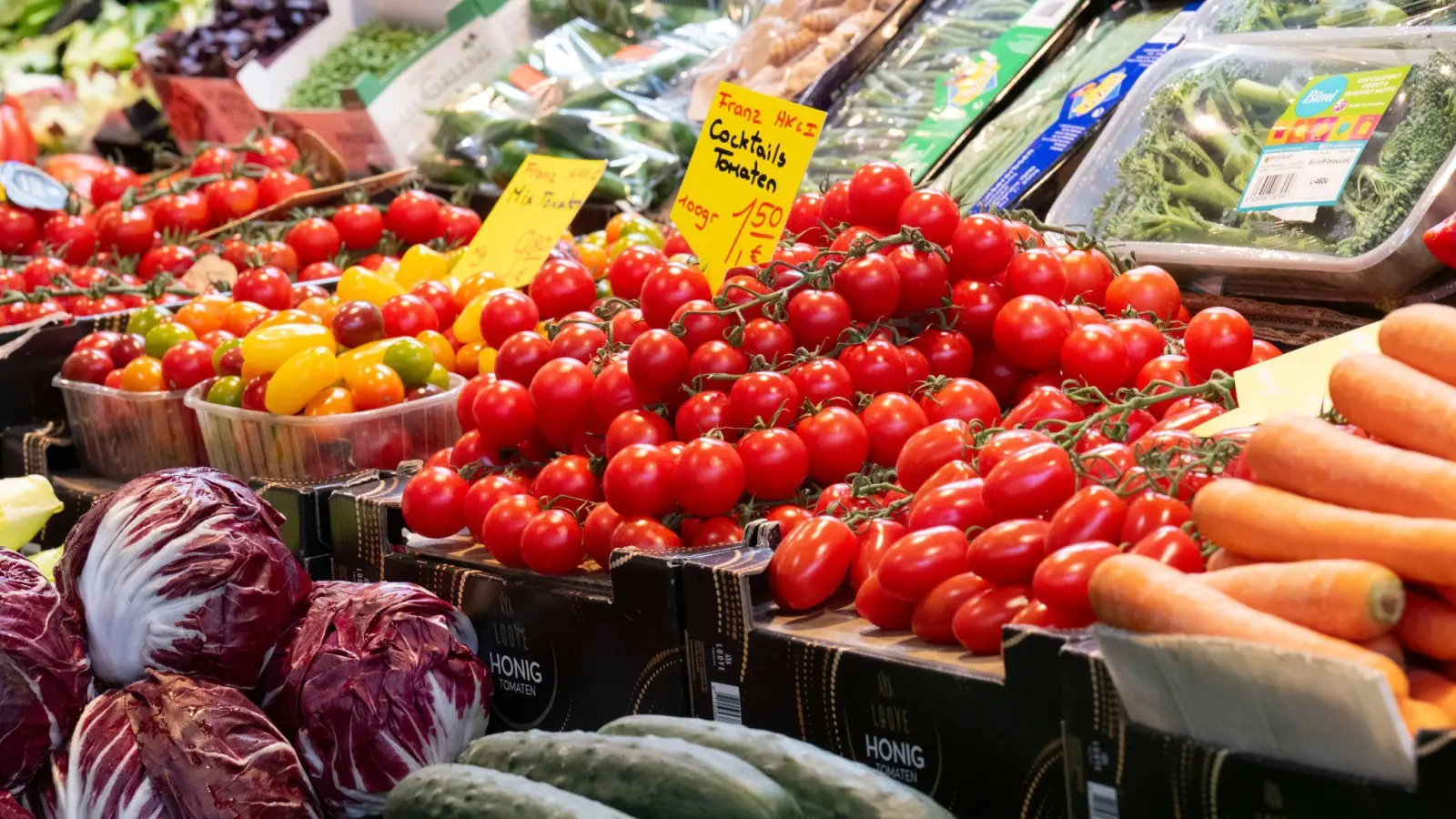 Je höher die Inflationsrate, umso geringer die Kaufkraft der Menschen: Sie können sich für einen Euro dann weniger leisten - zum Beispiel beim Lebensmitteleinkauf. (Foto: Boris Roessler/dpa)