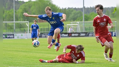 Niklas Rückel (in Blau) und der SVG Steinachgrund verloren zuletzt 2:4 gegen den TSV Buch (am Boden Nicholas Richardson). (Foto: Martin Rügner)