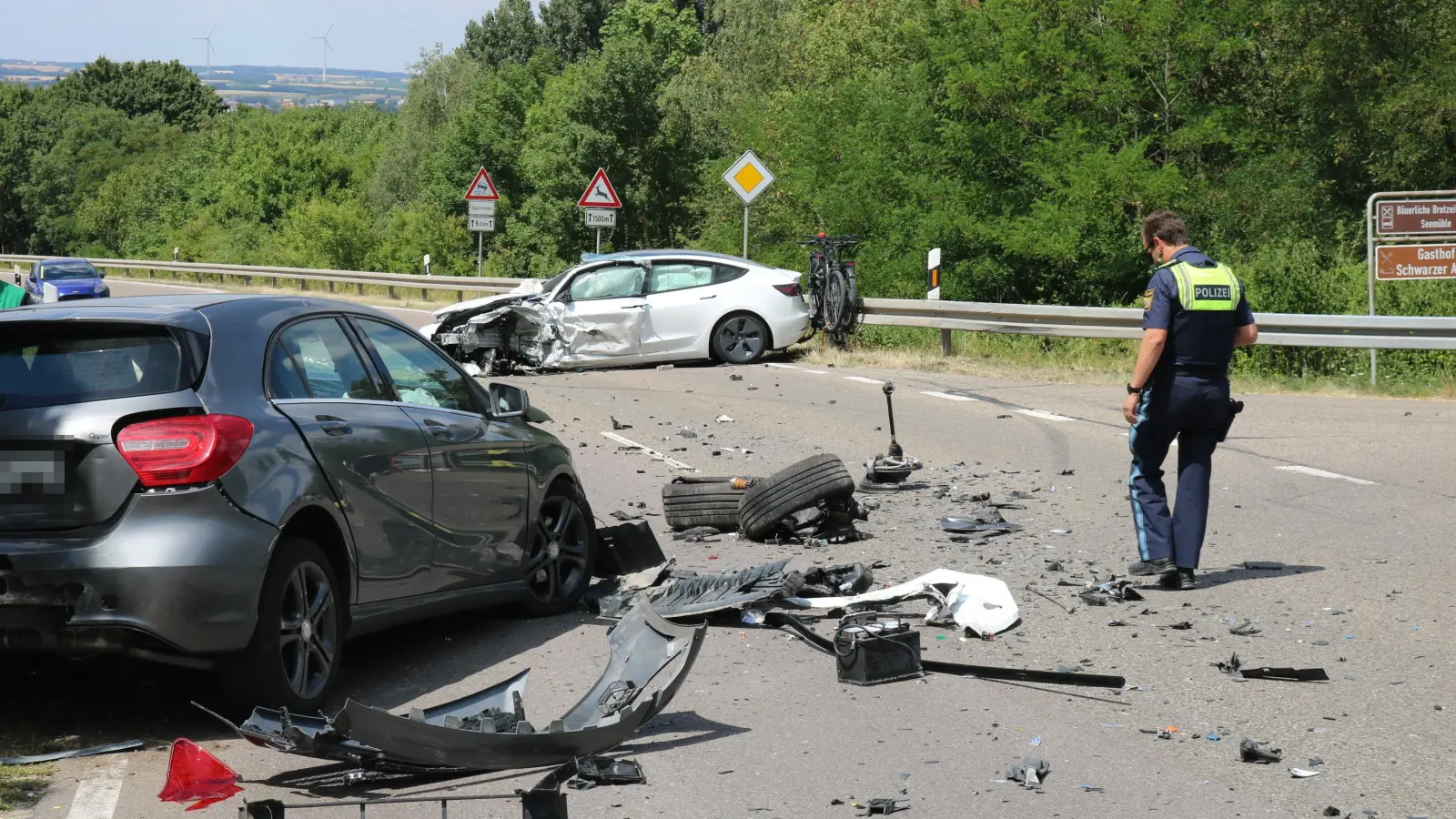Zwei Fahrzeuge sind am Samstag frontal kollidiert. (Foto: NEWS5 / Wohlgemuth)