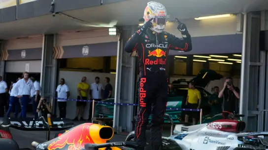 Der Niederländer Max Verstappen vom Team Red Bull Racing jubelt nach seinem Sieg in Baku. (Foto: Sergei Grits/AP/dpa)