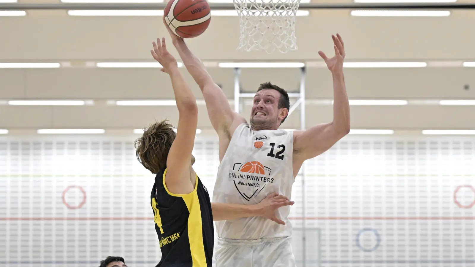 Mit 24 Punkten und elf Rebounds war Johannes Richter (rechts, im Hinspiel gegen München) der auffälligste Spieler in der Halle. Dennoch gewann der Jahn um seinen Topscorer Benjamin Voit mit 77:59. (Foto: Martin Rügner)
