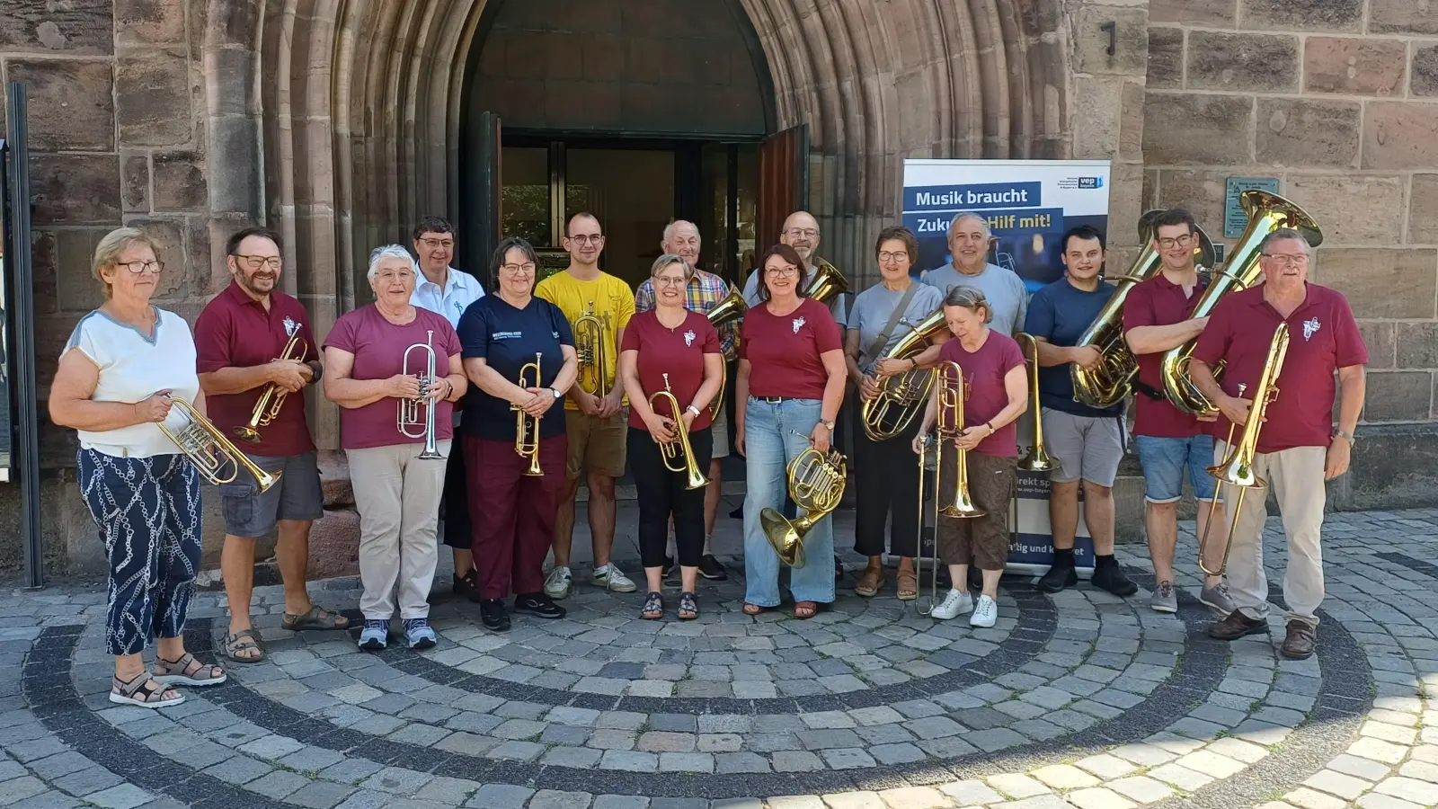 Der Projektchor „Bläser vom Hesselberg”: Die Musikerinnen und Musiker kamen aus acht Posaunenchören aus dem Dekanat an Sulzach und Wörnitz sowie aus Bechhofen, das zum Dekanat Ansbach gehört. (Foto: Thorsten Wolff)