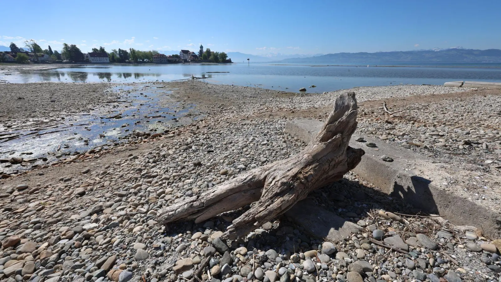 Viele Monate waren in diesem Jahr deutlich zu trocken - mit Folgen etwa auch für den Bodensee. (Archivbild) (Foto: Karl-Josef Hildenbrand/dpa)