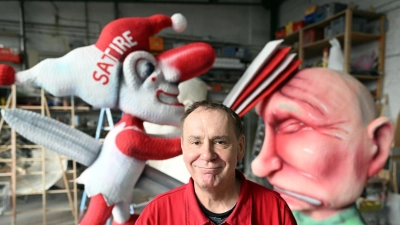 Jacques Tilly, Wagenbauer, steht vor seinem Putin-Motiv für den Rosenmontagszug. (Foto: Federico Gambarini/dpa)