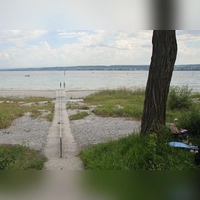 Das Wasser im größten See Deutschlands ist aktuell so niedrig wie selten um diese Jahreszeit. (Foto: Oliver Hanser/dpa)