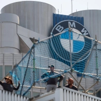 Keine drei Wochen, nachdem Zehntausende BMW-Mitarbeiter in Deutschland ihre Abfindungsangebote bekommen haben, schließt der Autohersteller das Programm. (Archivbild) (Foto: Peter Kneffel/dpa)