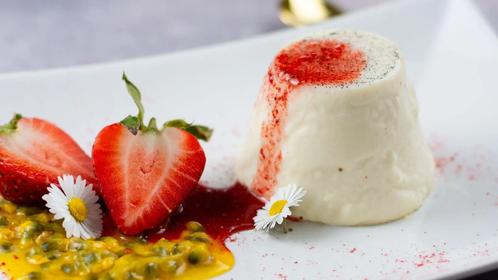 Sieht aus wie gemalt: Zur Panna Cotta serviert Annelie Ulrich Erdbeeren und das Fruchtfleisch einer Maracuja. (Foto: Annelie Ulrich/dpa-tmn)