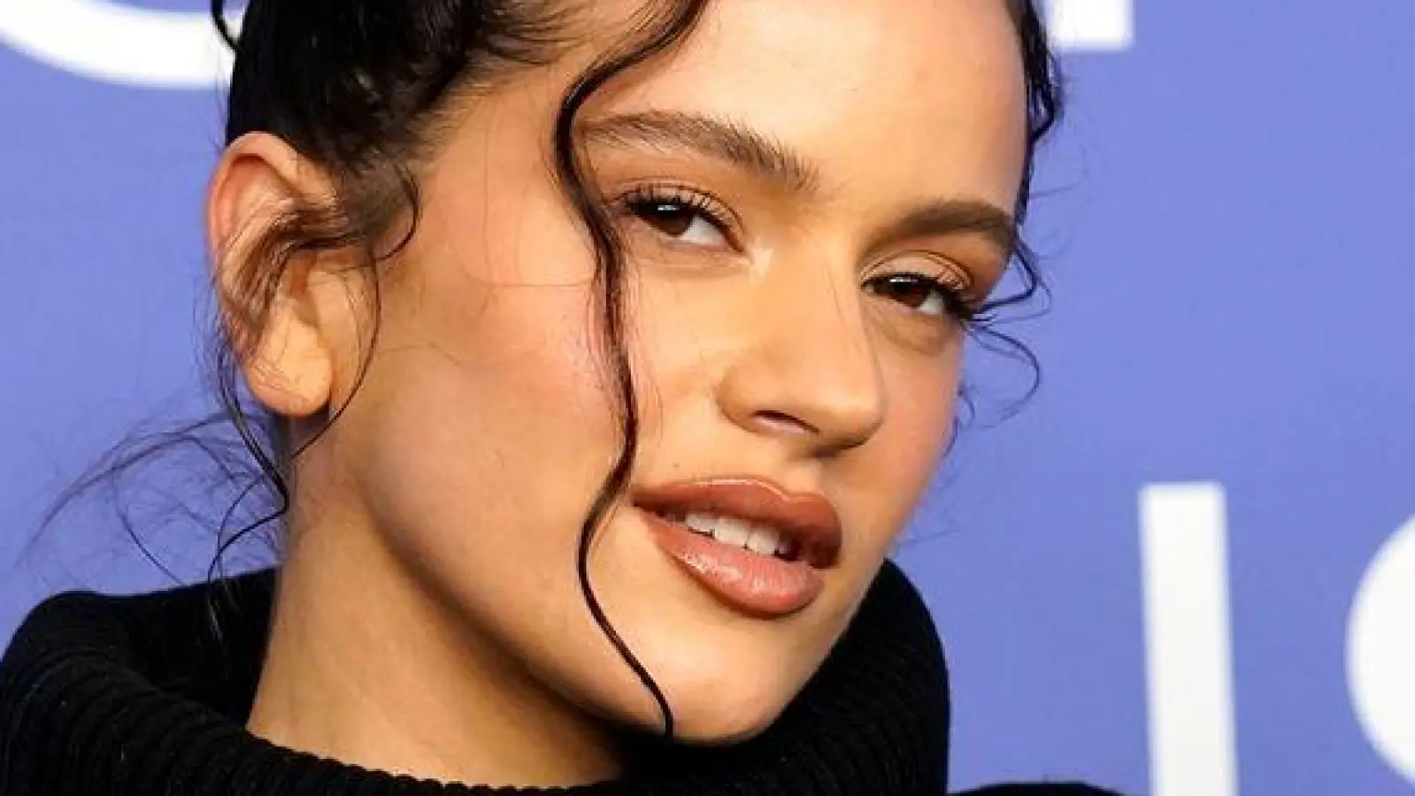 Rosalía ist mit ihrer Mischung aus Flamenco, Latin-Pop, R&amp;B, Reggaeton und „Música urbana latina“ international erfolgreich. (Archivfoto) (Foto: Chris Pizzello/Invision/AP/dpa)