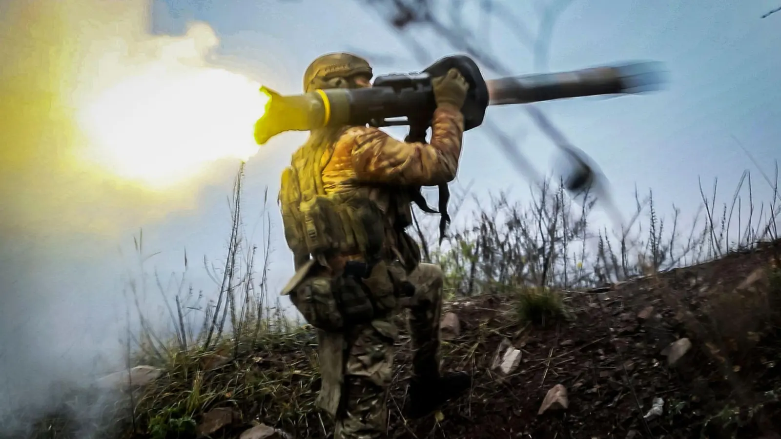 Ein ukrainischer Soldat feuert eine Panzerabwehrrakete an einem ungenannten Ort in der Region Donezk. (Foto: Roman Chop/AP/dpa)