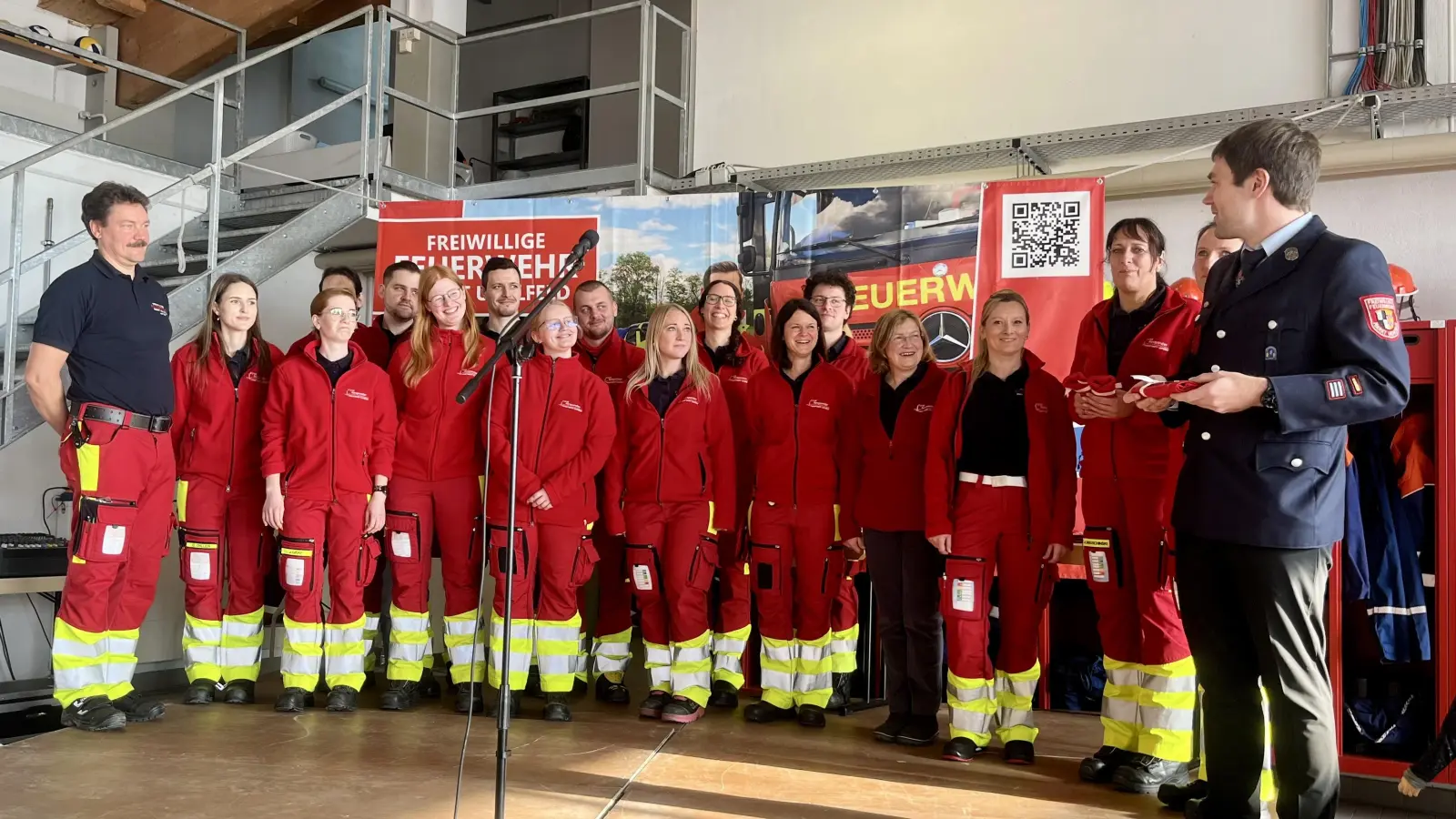 Tobias Baum, Kommandant der Uehfelder Feuerwehr (rechts), dankte den aktiven „First Respondern“ mit einem kleinen Geschenk für ihre Arbeit.  (Foto: Volker Raab)