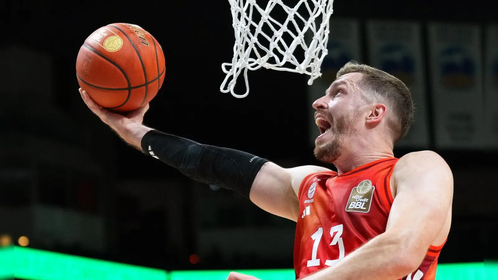 Andreas Obst sicherte den Bayern-Basketballern den Sieg über Panathinaikos Athen. (Foto: Soeren Stache/dpa)