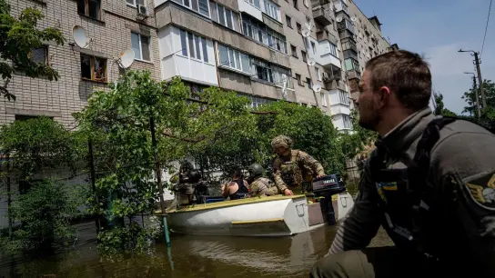 Evakuierung in einem überfluteten Stadtteil von Cherson. (Foto: Evgeniy Maloletka/AP/dpa)