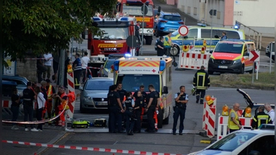 Einsatzkräfte riegeln den Tatort in Völklingen ab. (Foto: Gianni Gattus/dpa)