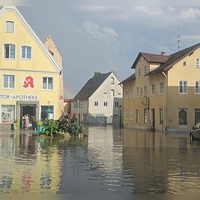 In Greding stand der Marktplatz unter Wasser. (Handout) (Foto: -/Feuerwehr Greding/dpa)
