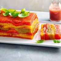 Sieht aus wie ein Gemälde: Kräftige Rot-, Gelb- und Grüntöne verwandeln die Terrine in einen Hingucker. (Foto: Hubertus Schüler/Becker Joest Volk Verlag/dpa-tmn)