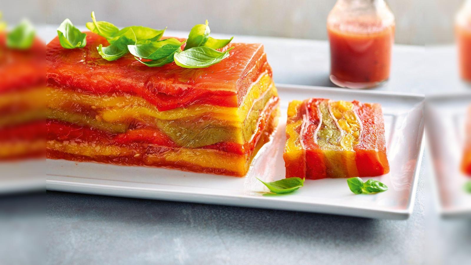 Gestreifte Paprikaterrine mit Tomatenvinaigrette - so geht's