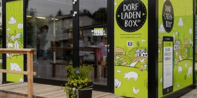In einer Dorfladenbox werden zum Beispiel landwirtschaftliche Erzeugnisse angeboten. (Foto: Alexander Adlhoch)