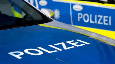 Einsatzkräfte retten einen schlafenden Jugendlichen aus einem U-Bahn-Tunnel. (Symbolbild) (Foto: Sven Hoppe/dpa)