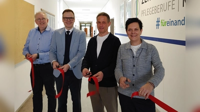 Uwe Nickel, der Leiter des Steller-Gymnasiums, Landrat Christian von Dobschütz, Klinikvorstand Stefan Schilling und die Leiterin der Pflegeschule, Andrea Hirsch (von links), eröffneten mit einem symbolischen Scherenschnitt den Steller Campus. (Foto: Katrin Merklein)