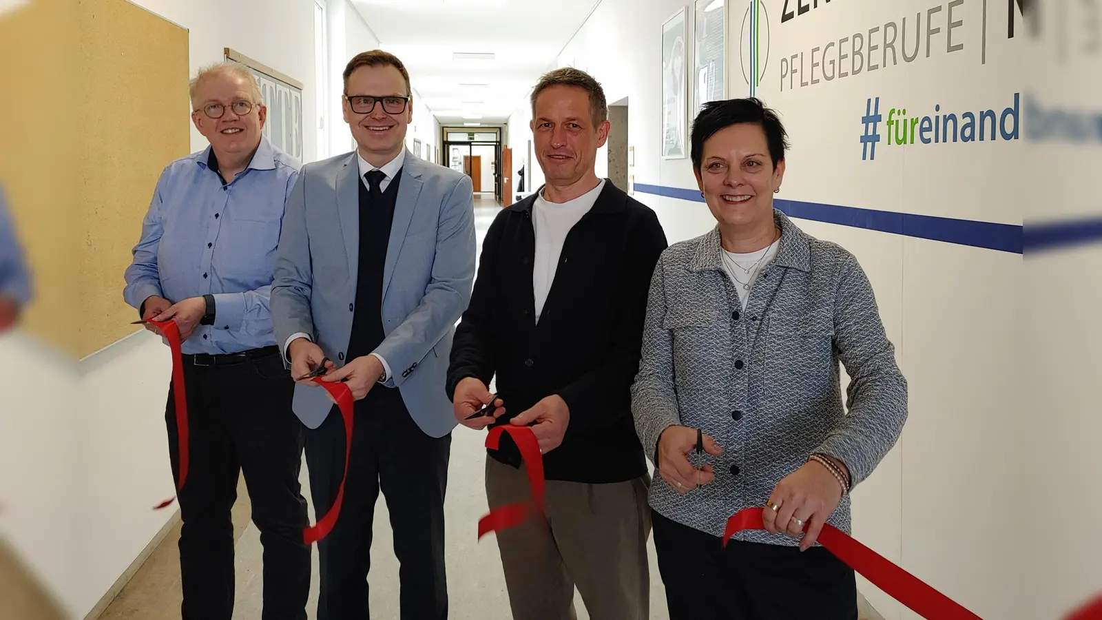Uwe Nickel, der Leiter des Steller-Gymnasiums, Landrat Christian von Dobschütz, Klinikvorstand Stefan Schilling und die Leiterin der Pflegeschule, Andrea Hirsch (von links), eröffneten mit einem symbolischen Scherenschnitt den Steller Campus. (Foto: Katrin Merklein)